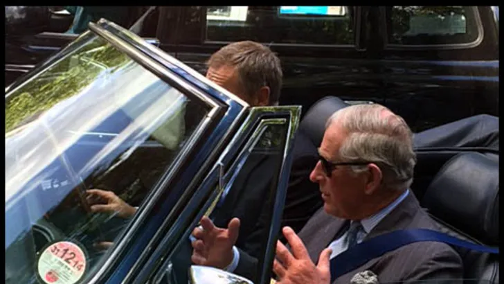 Prince Charles' duurzame Aston Martin DB6 loopt op wijn en kaas