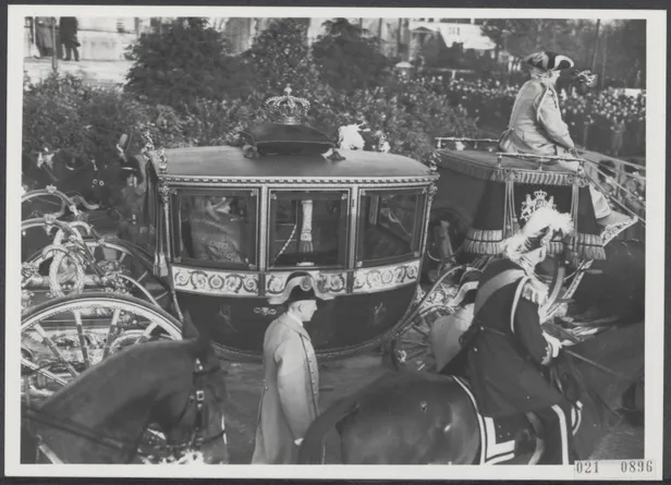 Archieffoto uit 1937 van koningin Wilhelmina in de Glazen Koets bij de bruiloft van prinses Juliana.