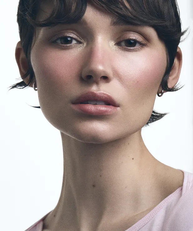 Een paarsroze blush maakt je look levendig en zorgt voor balans