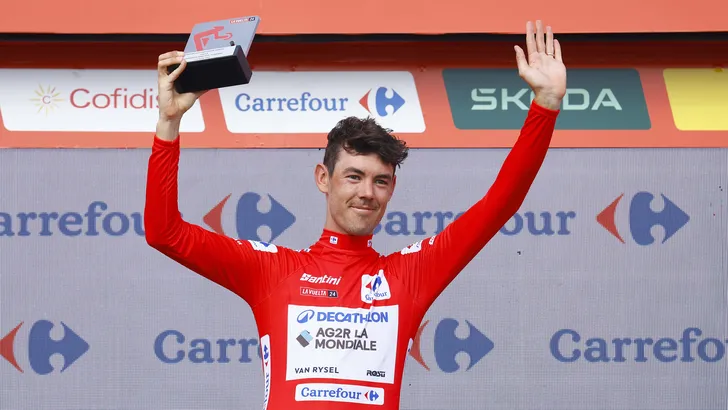 ben o'connor in de rode trui van de vuelta