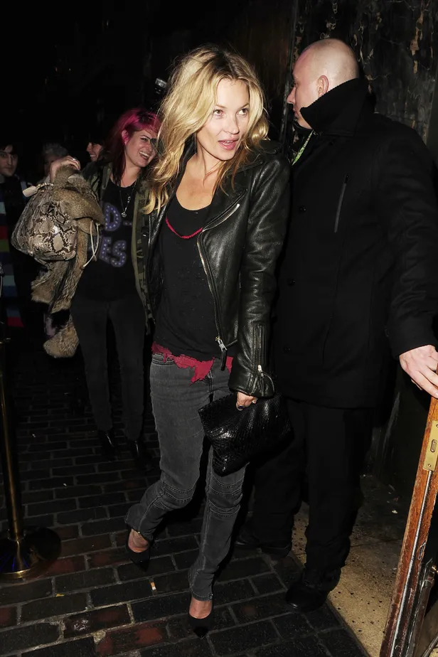 Kate Moss in grijze jeans.