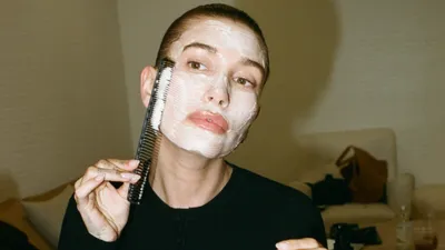 Hailey Bieber brengt haar Rhode-masker aan met de viral 'kam-methode'.