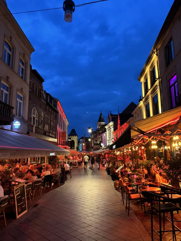 's Avonds is het minstens zo gezellig in de stad en kun je heerlijk terrassen. 
