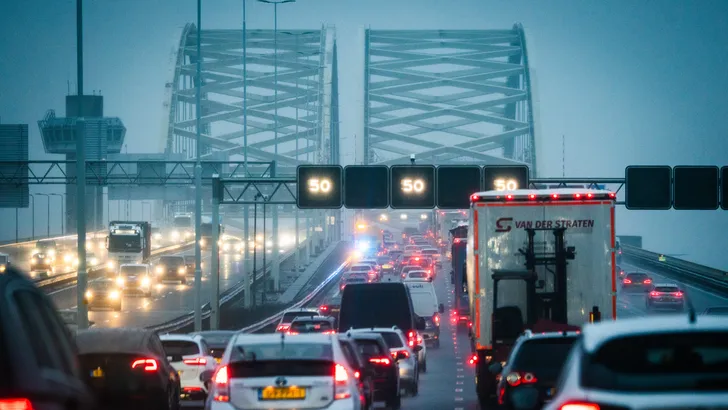 Een file in Rotterdam, waar de autoverzekering aanzienlijk hoger is dan in het noorden