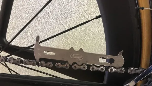 Een kettingchecker die de slijtage van de ketting kan meten en daarmee schade aan de cassette voorkomt