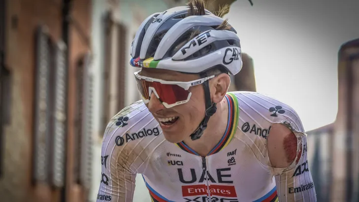 tadej pogacar in regenboogtrui tijdens Strade Bianche