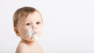 baby met een grote hoeveelheid suiker om zijn mond