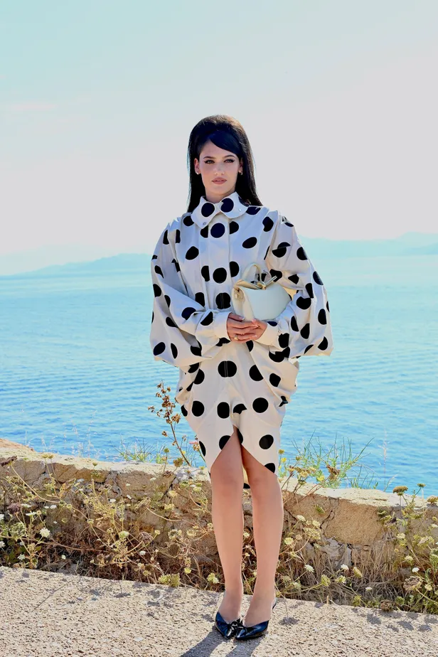 Sienna Spiro tijdens Jacquemus Lentecollectie 2027. 