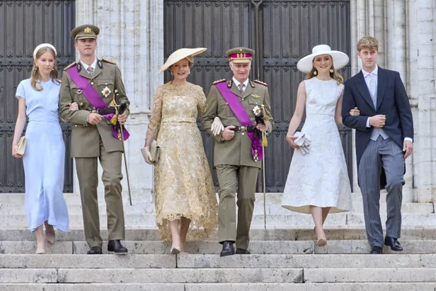 Prinses Eléonore, prins Gabriël, koningin Mathilde, koning Filip, prinses Elisabeth en prins Emmanuel verlaten de kathedraal na het Te Deum, 21 juli 2026.