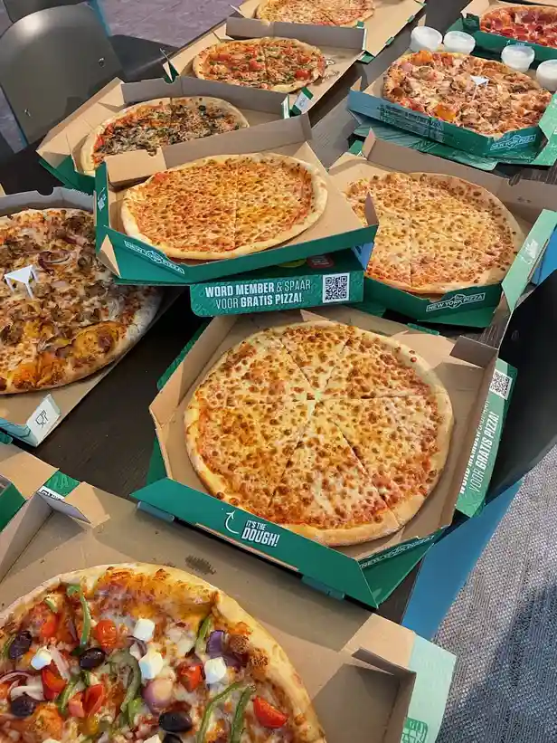 pizza's op tafel 