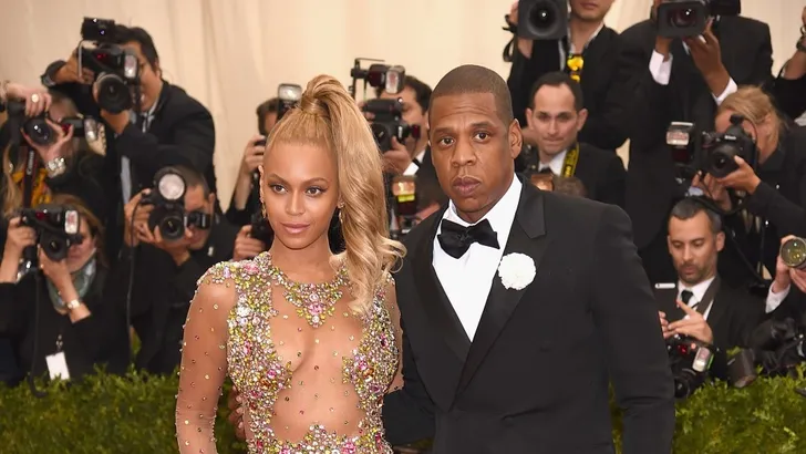 Zwangere Beyoncé straalt in witte jurk