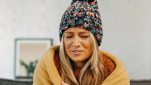 Dit is volgens nieuw onderzoek de reden waarom jij wél een zware verkoudheid krijgt en je collega niet