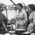 De Queen Mother met koningin Elizabeth, prinses Margaret en prinses Anne, 1955