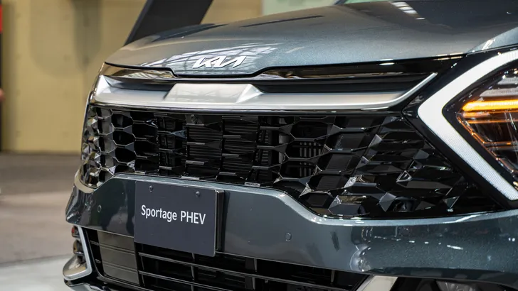 Hij rijdt een zware SUV met een verbruik van 2,4 liter per 100 kilometer, maar daarvoor moet hij wel flink afzien