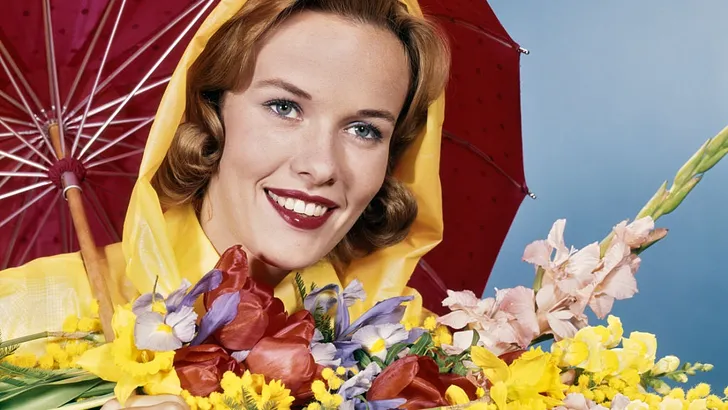 vrouw jaren zestig paraplu regen