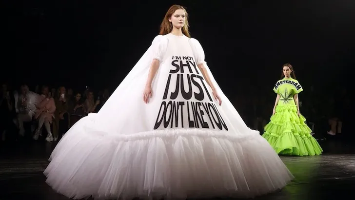 Internet 'ontploft' na zien show Viktor&Rolf, dít en meer highlights van de Parijse modeweek