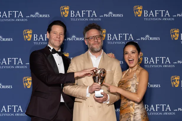 Ike Barinholtz, Seth Rogen en Chase Sui Wonders - Winnaars van beste internationale serie voor The Studio