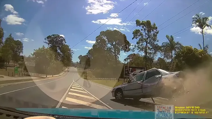 VIDEO: MANIAC in Peugeot 406 richt ravage aan in Australië