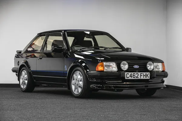 Ford monteerde een standaard grille om de snelle Escort aan de voorzijde iets minder te laten opvallen in het verkeer.