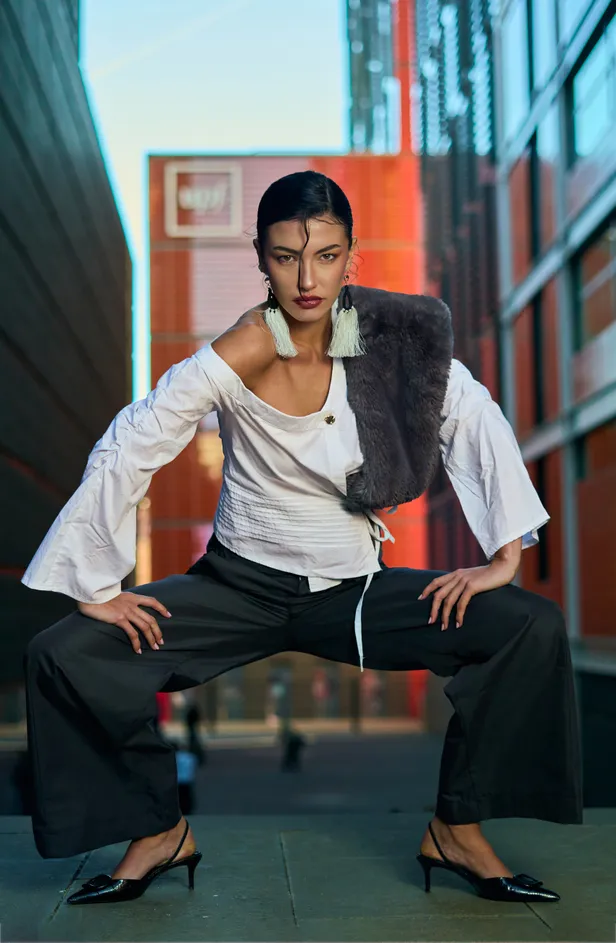 Top: Alsedà | Broek: Aleksander Revas | Sjaal van faux fur: Cache Toi | Schoenen: YSL | Oorbellen: Black Book The Label