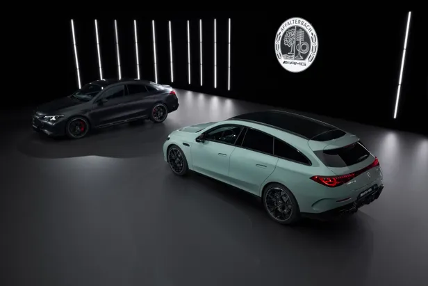 De Mercedes-AMG CLA 45 als donkere Limousine en groene Shooting Brake in een studio, met het Affalterbach-logo op de achtergrond.