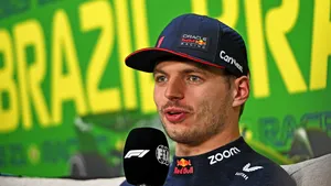 Verstappen genoot mee met Perez/Alonso-gevecht: 'Reed bijna van de baan!'