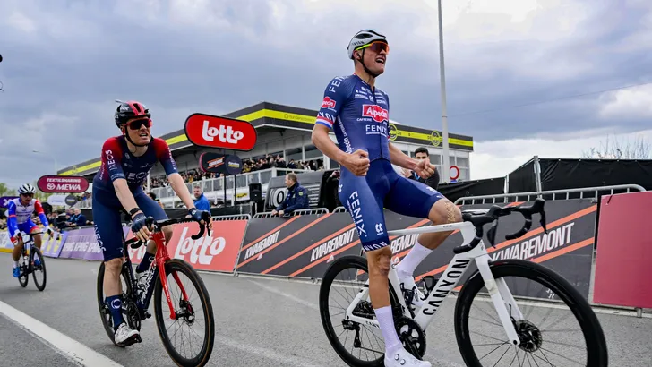 Mathieu van der Poel en Dylan van Baarle na de Ronde van Vlaanderen 2022