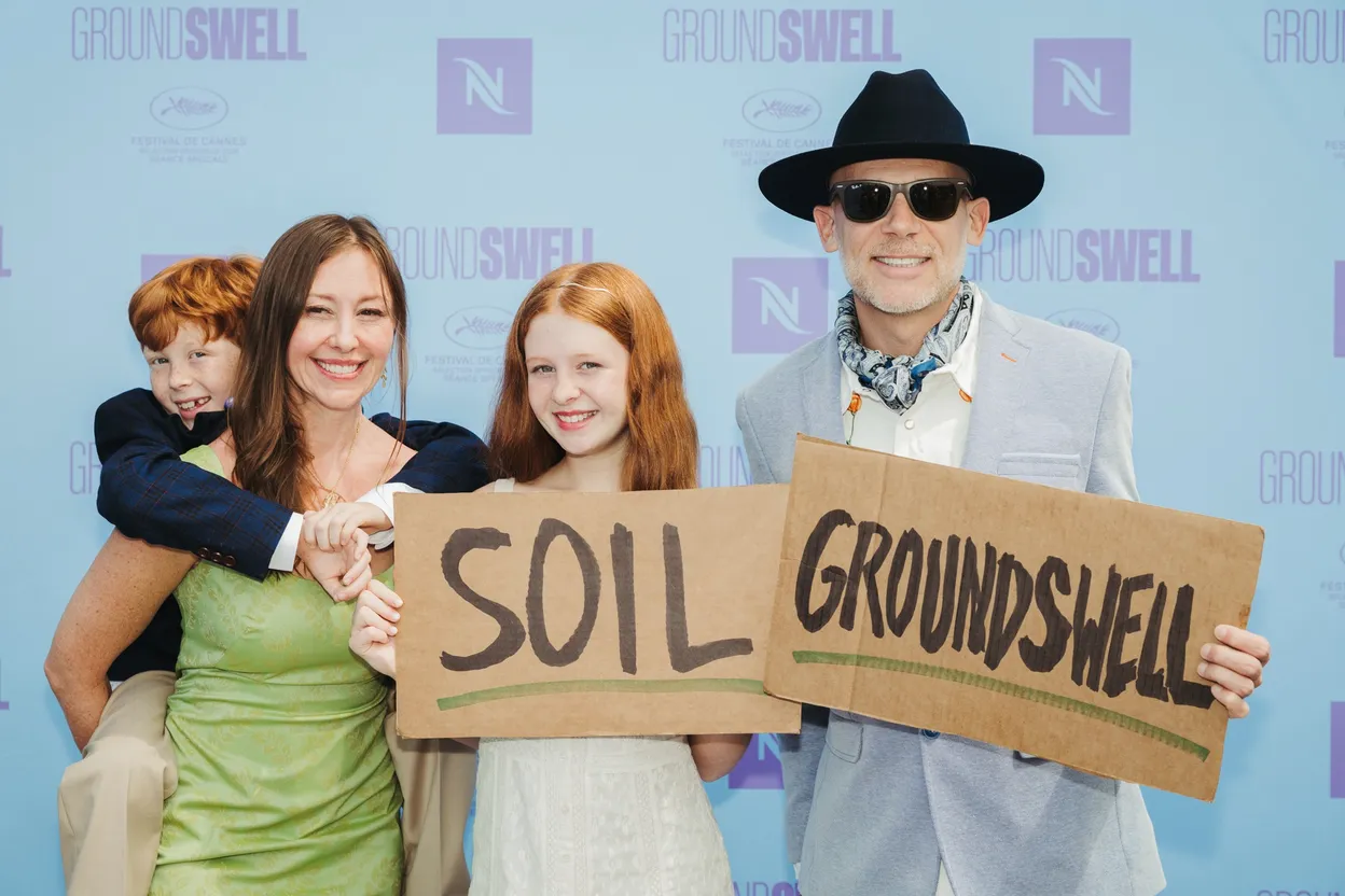 Josh en Rebecca Tickell en hun kinderen op de première van Groundswell tijdens het Cannes Film Festival 2026