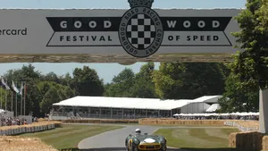 Wiel vliegt publiek in bij Goodwood Festival of Speed (video)