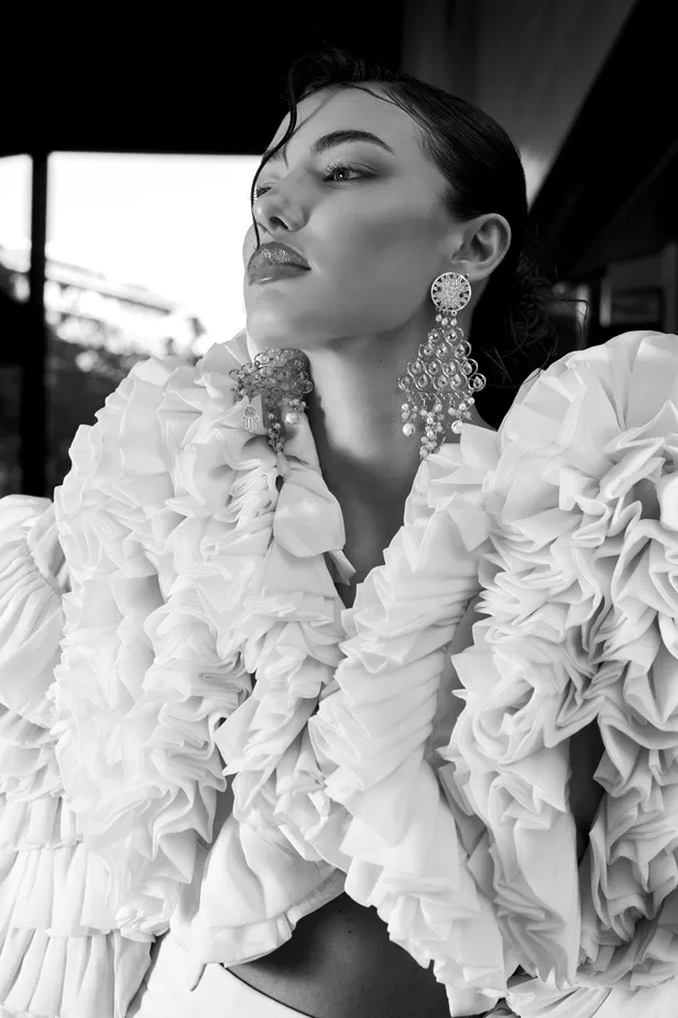 Top: Carlos Pineda | Broek: Alersundi | Oorbellen: Aimer Gil