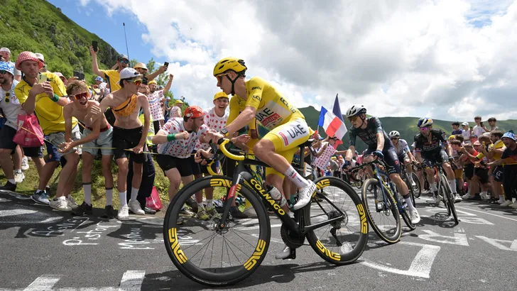 Tadej Pogacar in de gele trui op de Pas de Peyrol in de Tour van 2024,