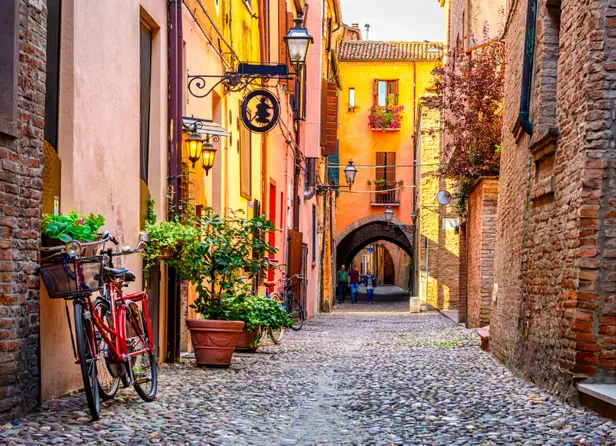 Een lege straat, Pausa di Pranzo, dingen weten voor trip Italië. 