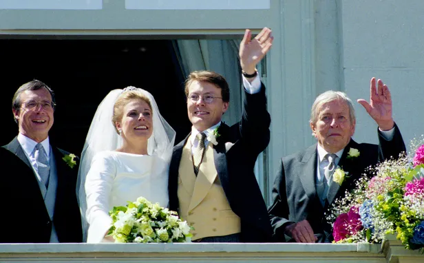 Prins Constantijn en prinses Laurentien op het balkon bij hun huwelijk in 2001. Achter hen staan Laurens Brinkhorst en prins Claus. (Beeld: NL Beeld)