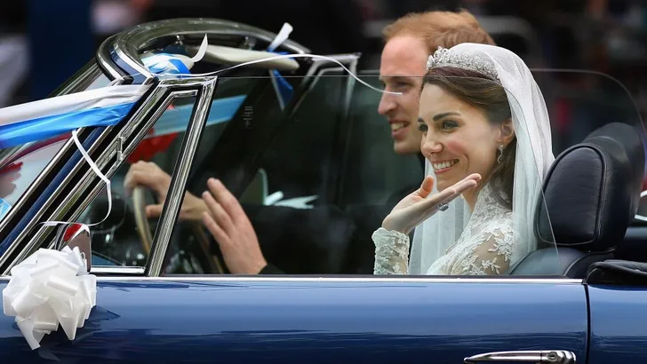 Rijdende Royals: 'Let u ook nog éven op de weg?'