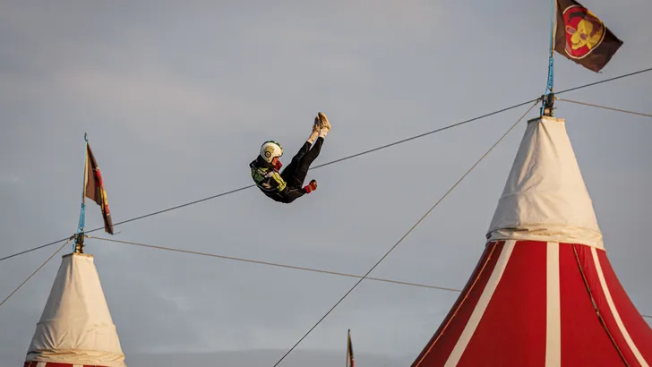 Stuntman Jim 'Jimbo' van Nes schiet 75 meter door de lucht over de Megatent tijdens de 28ste editie van de Zwarte Cross