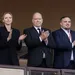 Foto van prinses Charlene, prins Albert en Gareth Wittstock applaudisserend bij het Sainte Dévote rugbytoernooi.