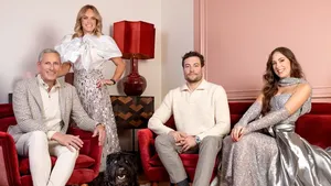 De familie Verhulst geposeerd in een huiskamer