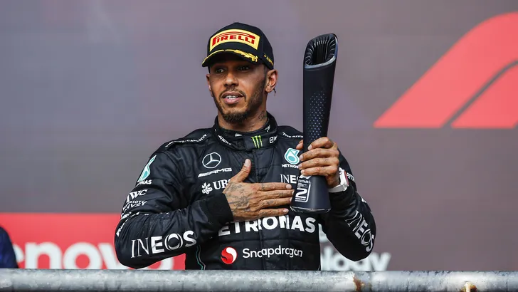 Hamilton roept FIA opnieuw op Red Bull af te remmen: 'Het is wat mensen willen zien'