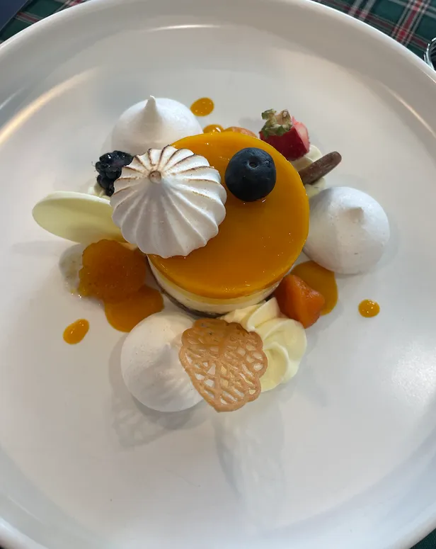 De driegangenlunch werd afgesloten met een heerlijke mangocheesecake