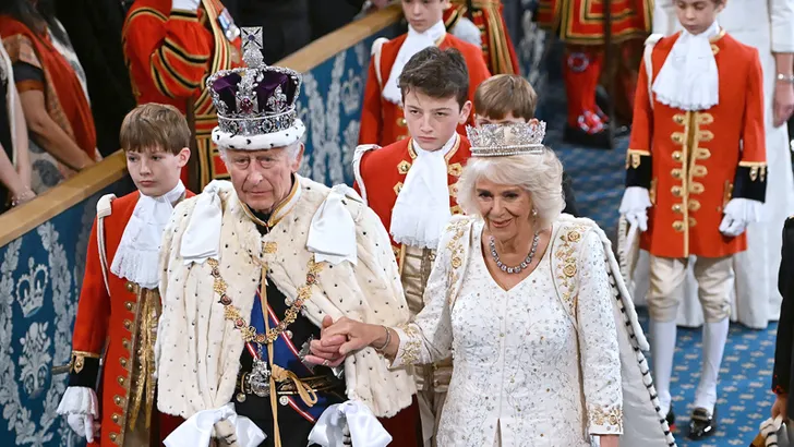 Foto van koning Charles en koningin Camilla bij hun kroning in 2023.