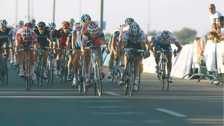 Bos vloert Cavendish in Ronde van Oman (video)