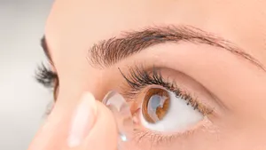 Douchen met lenzen in? Een optometrist legt uit wat de risico’s zijn
