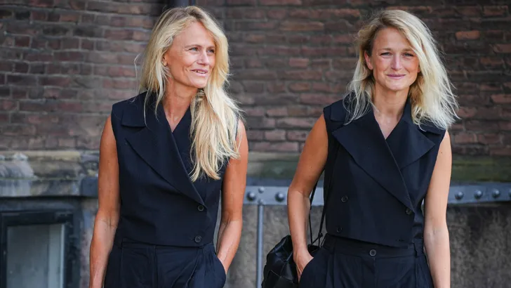 twee vrouwen in een zomerset naar kantoor