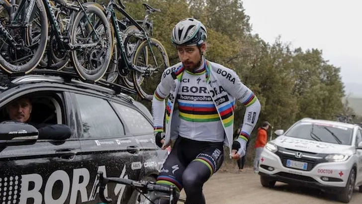 Zieke Sagan gaf gehavend op in Strade Bianche