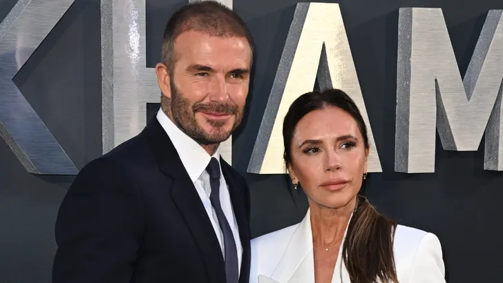 Victoria en David Beckham in zwart wit gekleed