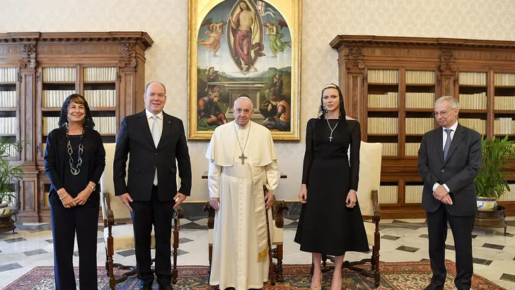 Opmerkelijk: prinses Charlene bij de paus, maar niet in het wit