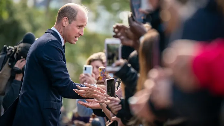 Koning Charles en kroonprins William bezoeken De Rij der Rijen