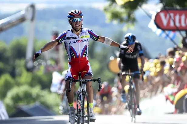 Joaquim Rodríguez juicht bovenop de Muur van Huy in de Tour de France 2015.