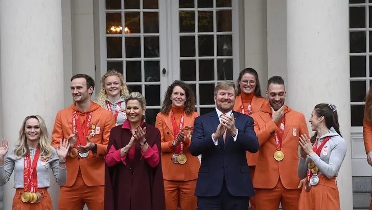 Máxima vloekt een beetje (maar de feeststemming is groot)
