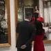 Felipe en Letizia bewonderen zichzelf op glamoureuze portretten. – Foto van rugaanzicht koning Felipe en koningin Letizia bij hun eigen foto's in de Spaanse Bank.